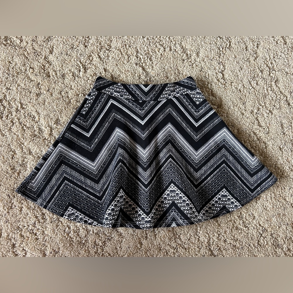 Girls’ btween chevron skirt, size 7-8 (M).